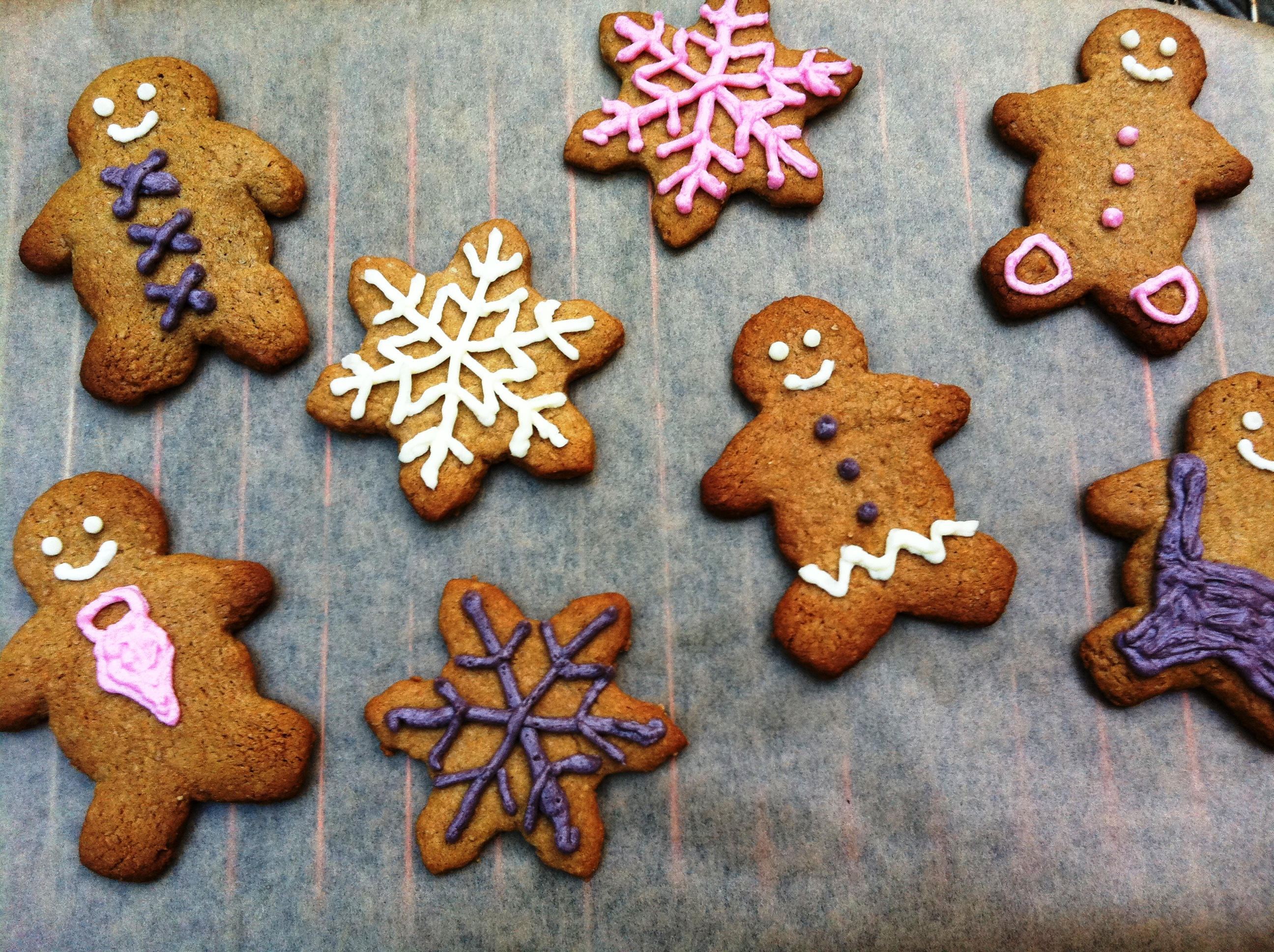 gingerbread_men_and_snowflakes