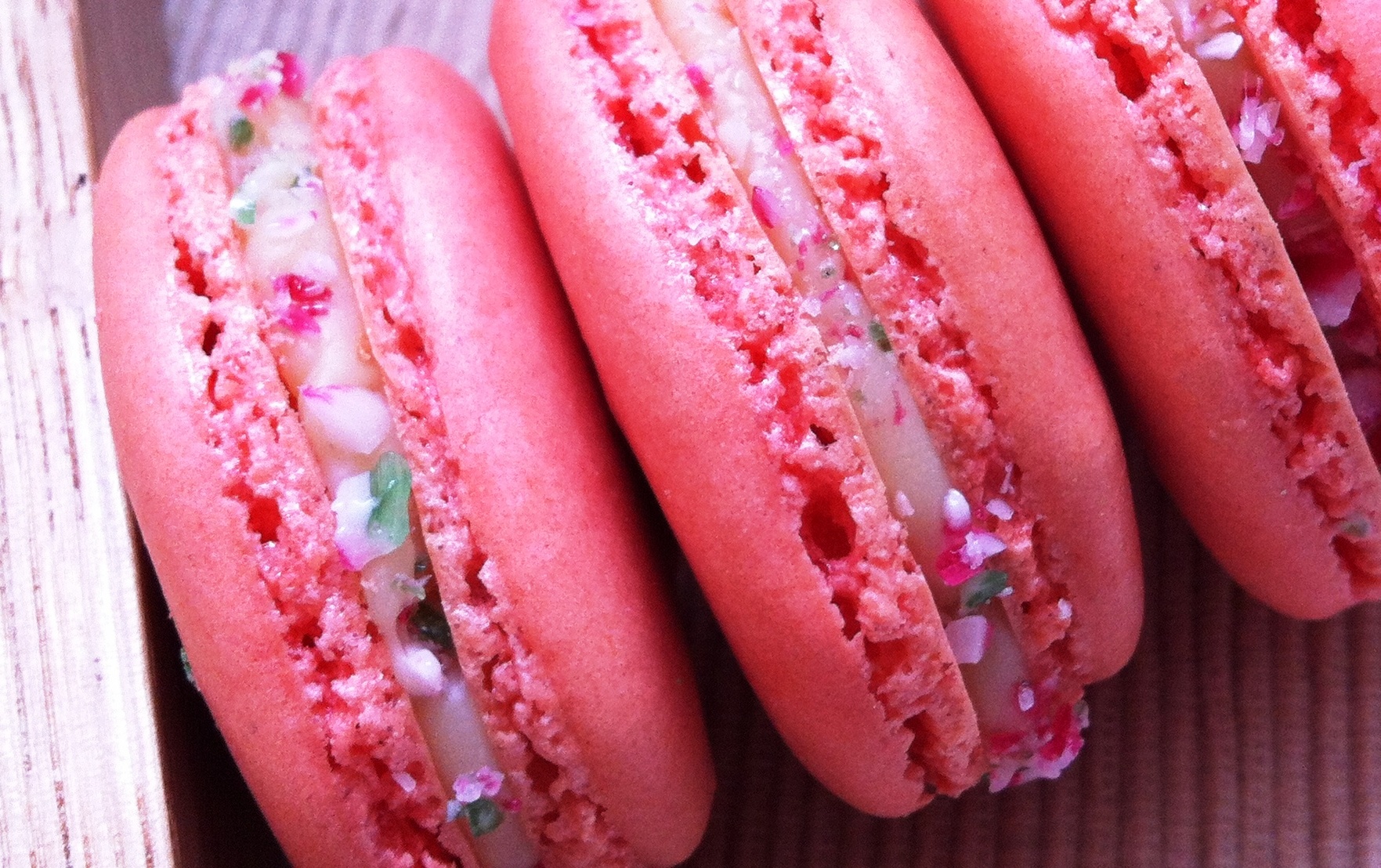 white_chocolate_candy_cane_macarons