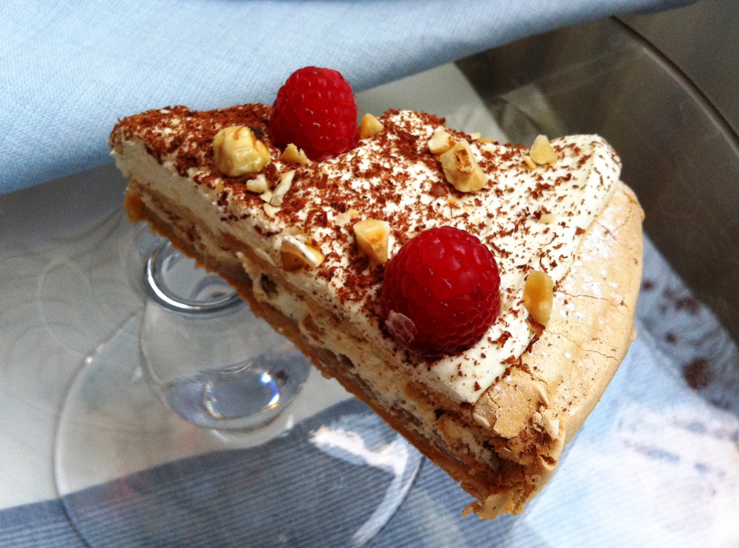 meringue_cake_with_raspberries