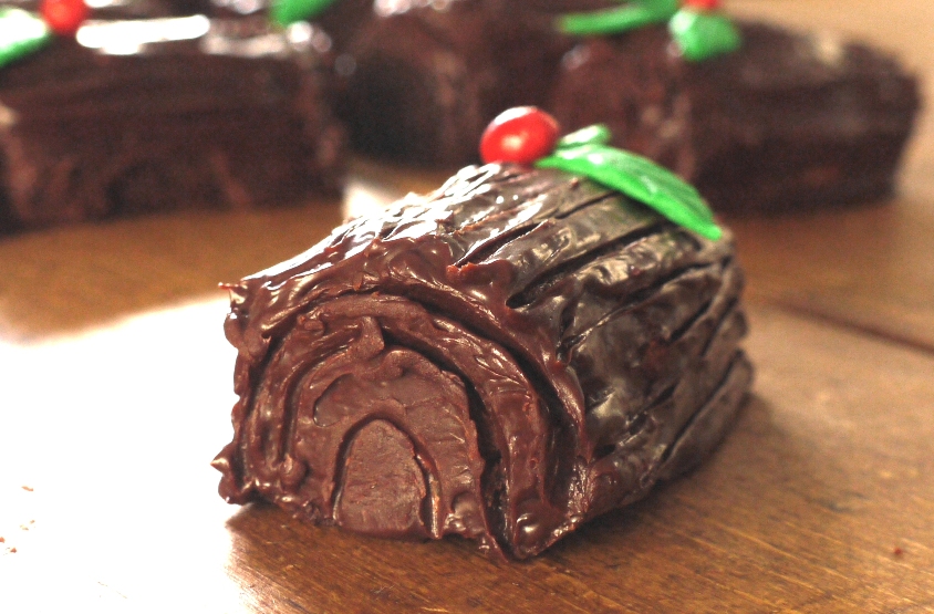 Mini Chocolate Amaretto Yule Logs - thelittleloaf