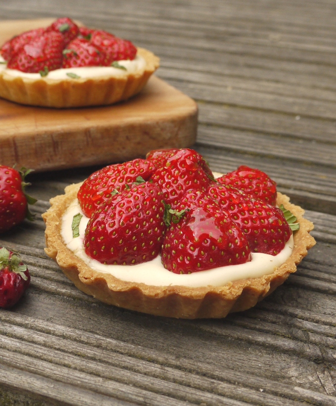 Strawberry pimms tarts 