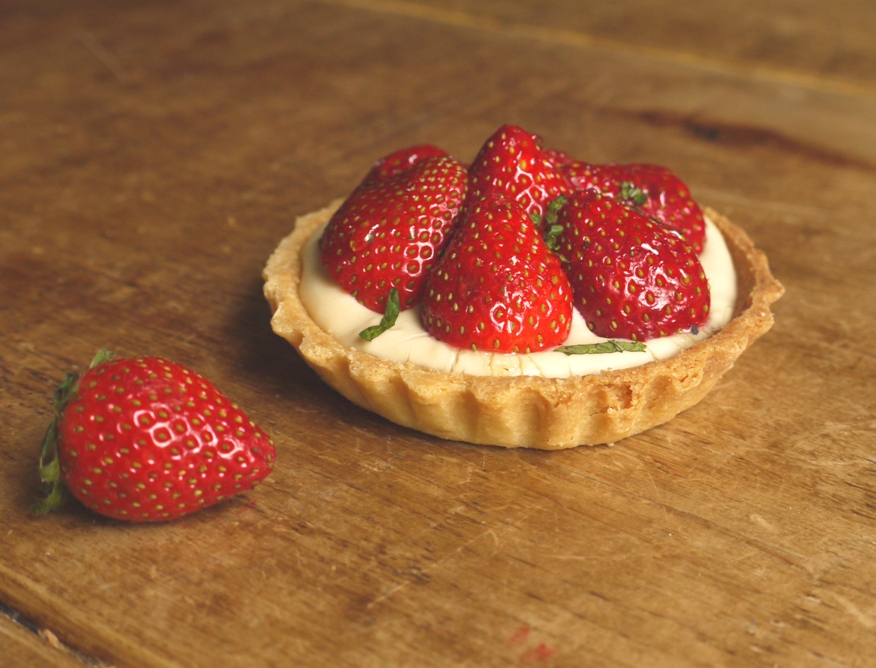 Strawberry pimms tarts 