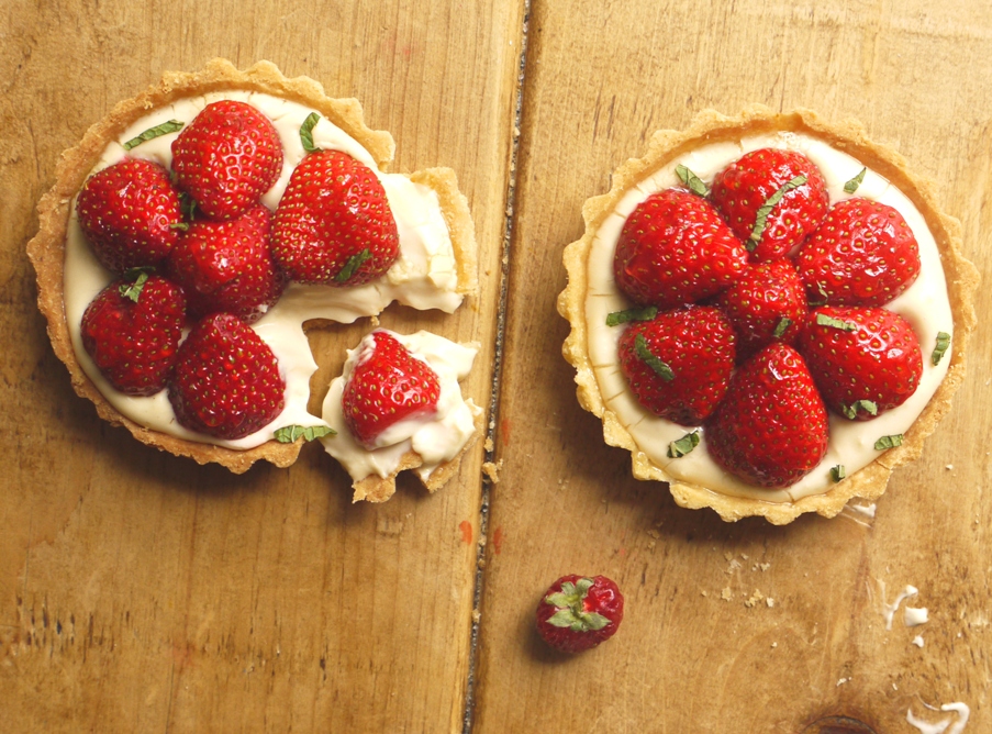 Strawberry pimms tarts 