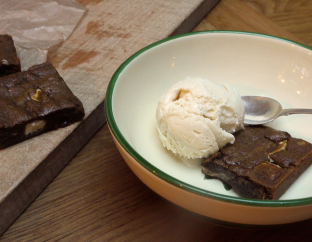 Gingerbread Blondie with ice cream