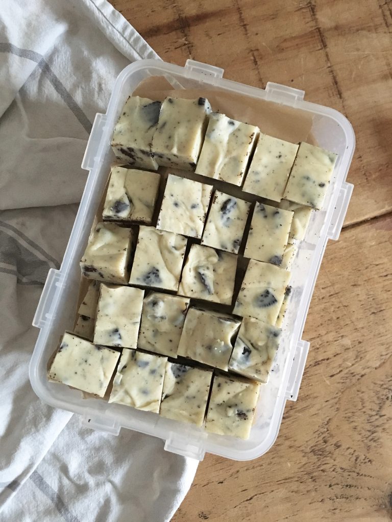 3 ingredient cookies & cream fudge - 1