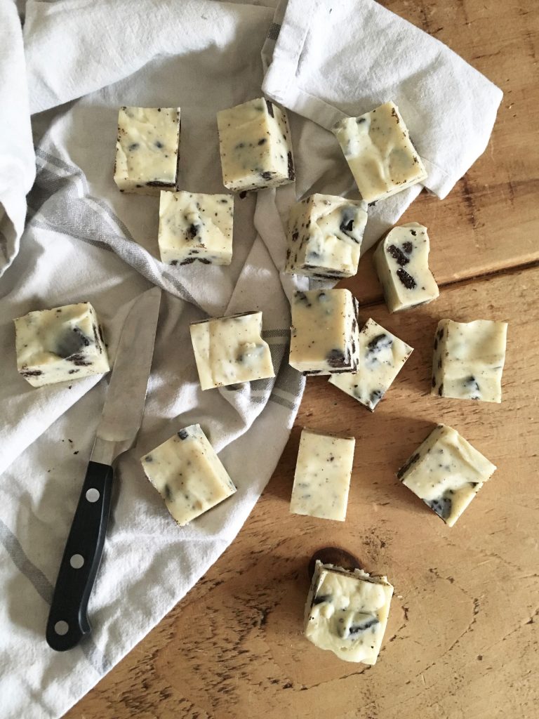 3 ingredient cookies & cream fudge - 4